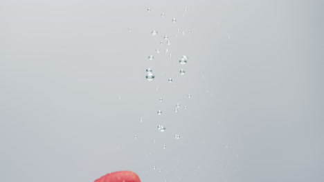 video de fresa cayendo en el agua con espacio de copia en fondo blanco