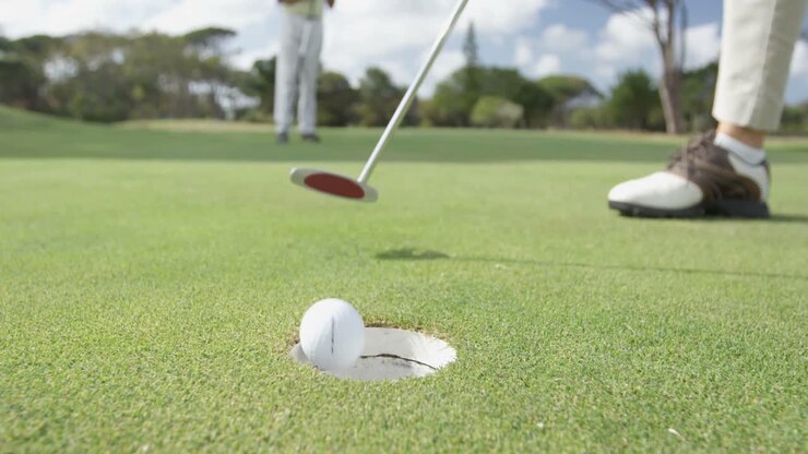 Golfista che gioca a golf