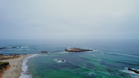 Luftdrohnenrotation-Des-San-Gregorio-State-Beach-Vor-Der-Pacific-Coast-Highway-In-Kalifornien,-Vereinigte-Staaten