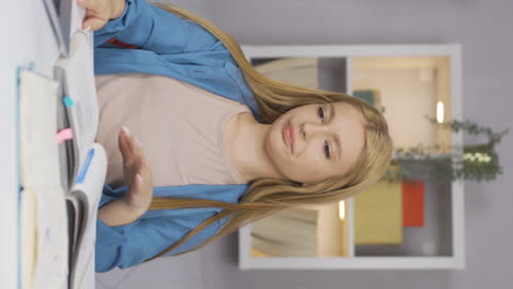 video vertical de una estudiante infeliz que estudia.