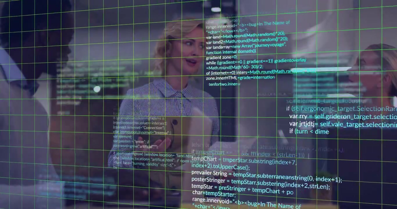 Tre professionelle samarbejder ved hjælp af en kodeskærm med grønt gitter-overlay på et tech-kontor.