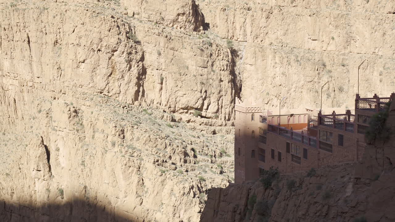 impresionante arquitectura edificio en montañas de piedra formación rocosa en el atlas marruecos áfrica
