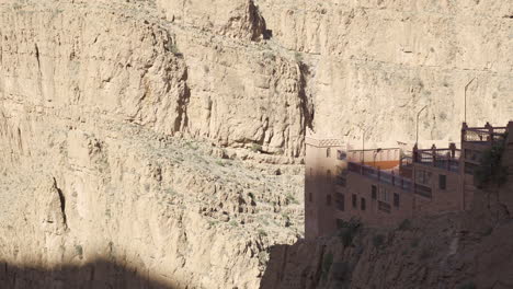 Impresionante-Arquitectura-Construida-Sobre-Montañas-De-Piedra-Formación-Rocosa-En-El-Atlas-Marruecos-áfrica