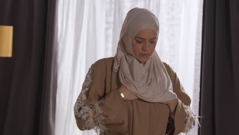 Mujer-Musulmana-Usando-Hijab-En-Casa-Orando-E-Inclinándose