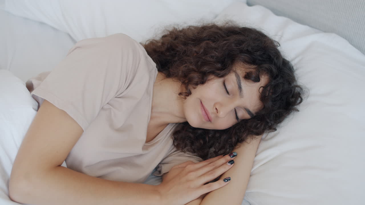 mujer durmiendo en la cama