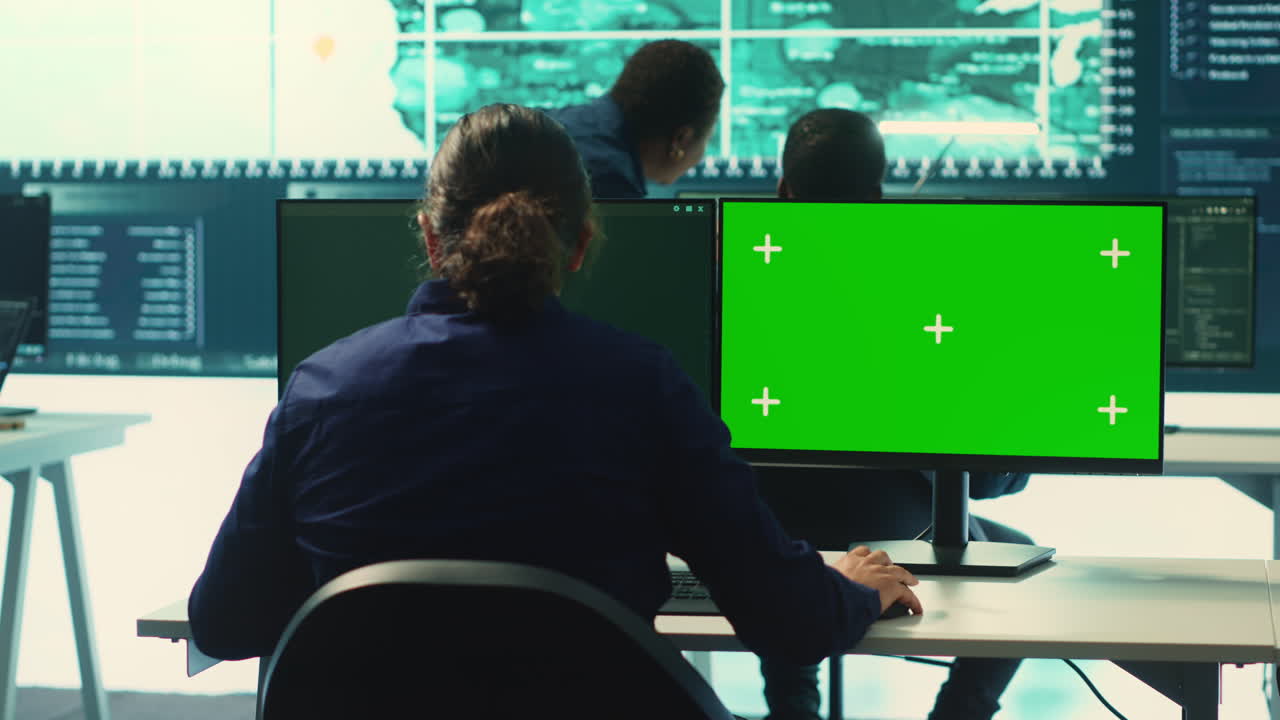 especialista en hacking trabaja con una pantalla de clave de croma aislada