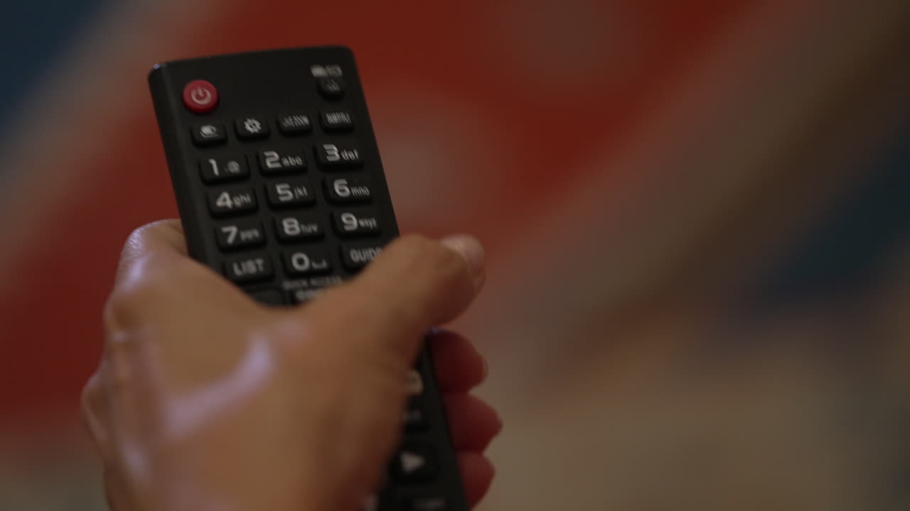 tv 리모컨을 사용하는 사람