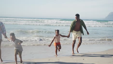 Familia-Afroamericana-Tomados-De-La-Mano-Corriendo-Juntos-En-La-Playa