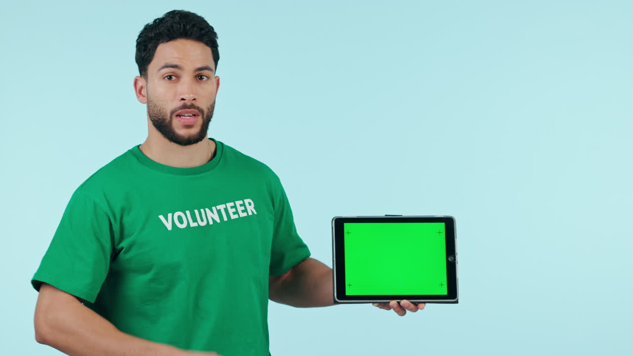 pantalla verde, voluntario y hombre con maqueta de tableta