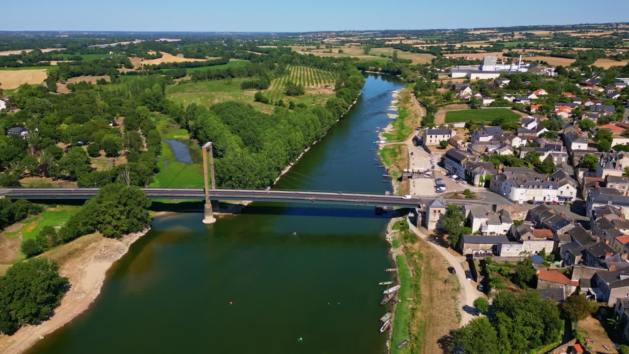Saint-Florent-le-Vieil y puente sobre el río Loira, Francia. Vista aérea de dron hacia adelante