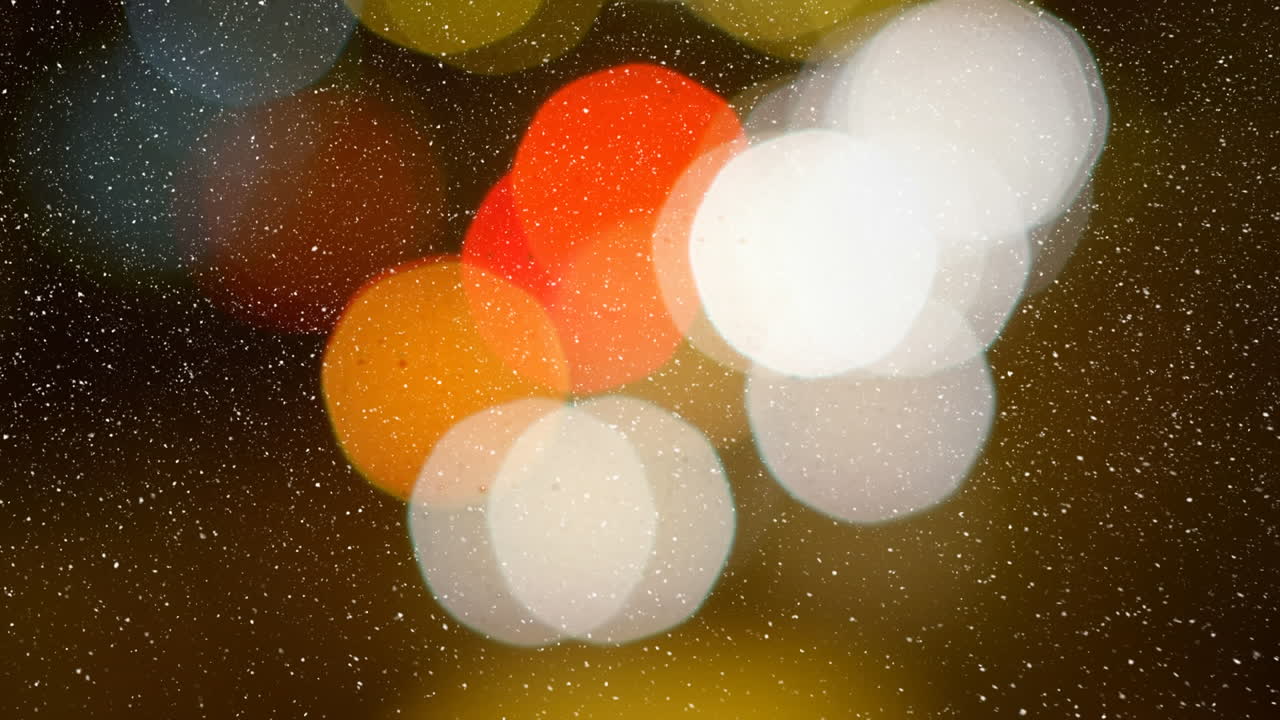 composición de video con nieve cayendo sobre video borroso de luces