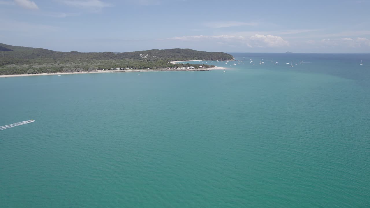 호주 퀸즐랜드 여름 동안 그레이트 케펠 섬에서 청록색 바다 위를 날다 - 드론 샷