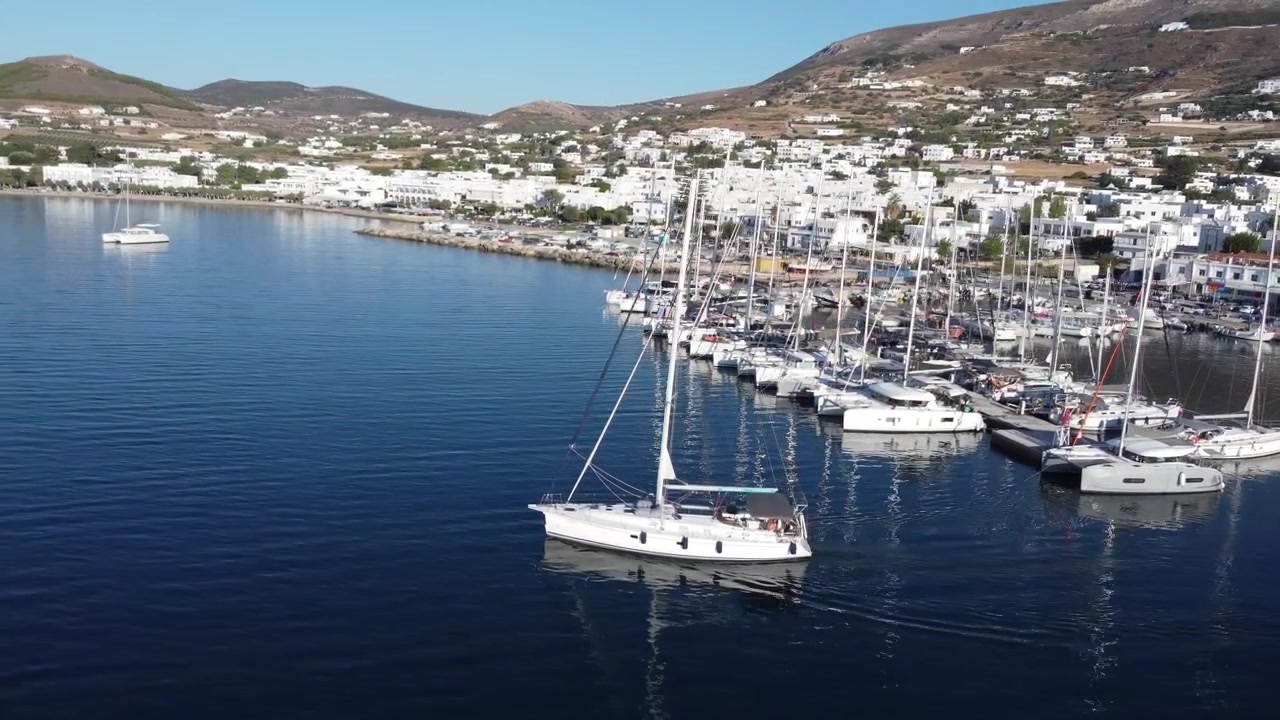 Barche e yacht ormeggiati in una cittadina costiera di un'isola greca nel Mar Egeo, Paros. Ripresa con drone