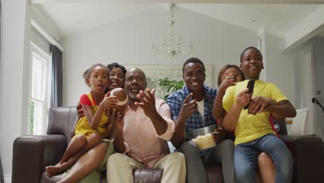 Feliz-Familia-Afroamericana-Animando-Mientras-Ve-El-Partido-En-La-Televisión