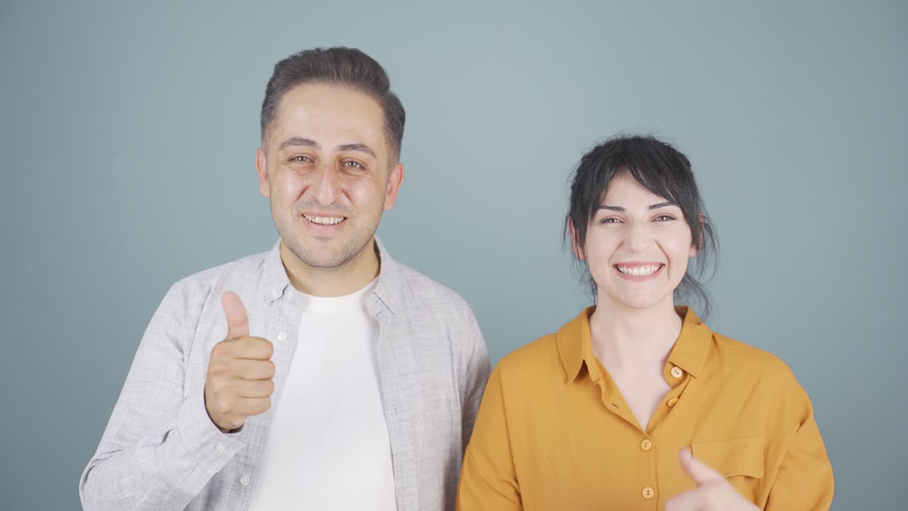 la pareja dando el mensaje de usar tu mente.