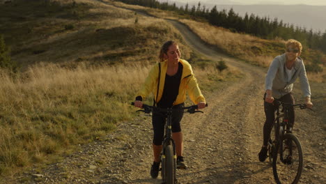 Mujer-Y-Hombre-En-Bicicleta-Por-Carretera-De-Montaña.-Atletas-Montando-Bicicletas-Deportivas-Al-Aire-Libre