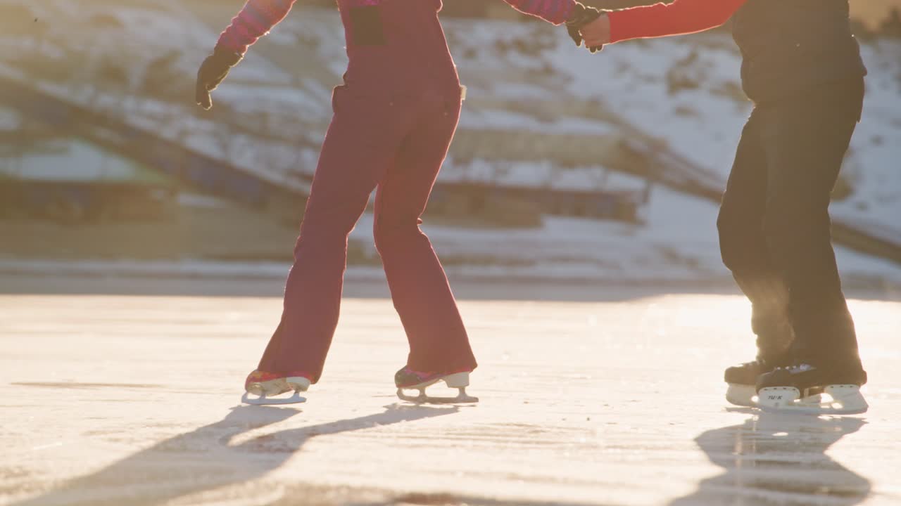 Des gens patinent sur glace sur un lac gelé.