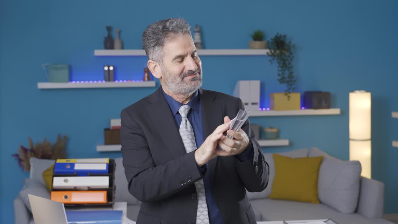 hombre de negocios contando dinero en efectivo dólares disfrutando. hombre de negocios sénior contando su presupuesto financiero y ser feliz.