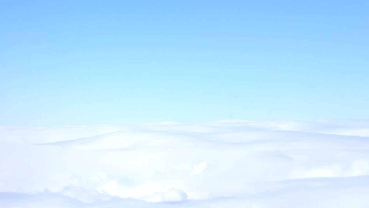 하늘의 구름. 비행기 창문으로 구름을 볼 수 있습니다.