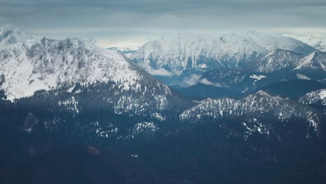 Vista-Aérea-De-Los-Alpes-Austriacos:-Picos-Oscuros-Cubiertos-De-Nieve-Ligera.