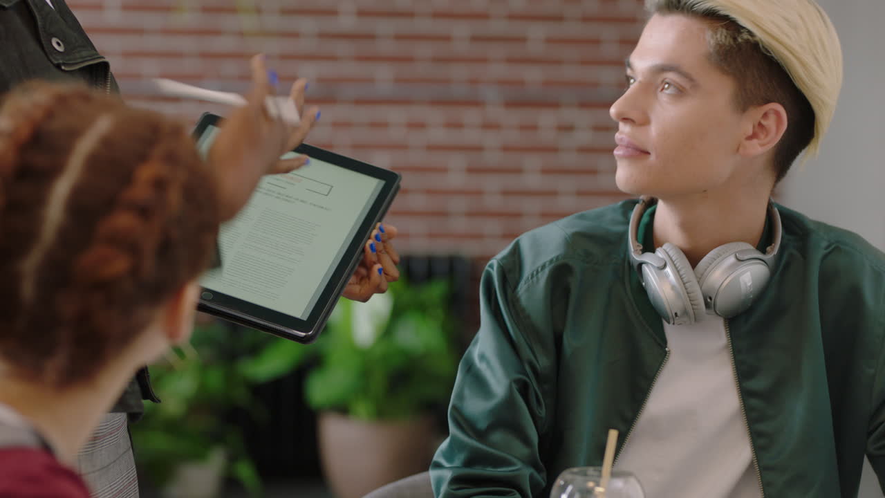 grupo creativo de estudiantes de negocios que se reúnen líder de equipo afroamericano mujer que usa computadora tableta digital compartiendo ideas discutiendo proyectos en diversas oficinas de moda