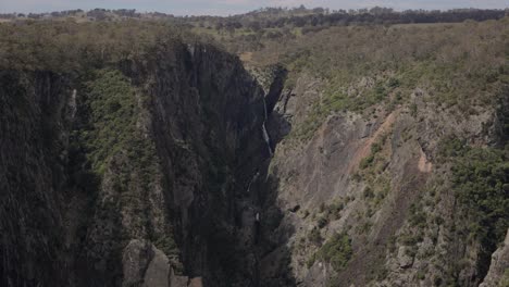 Hand-held-shot-of-Wollomombi-Falls,-Oxley-Wild-Rivers-National-Park,-New-South-Wales,-Australia