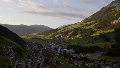 Drohnenaufnahme-Eines-Dorfes-In-Der-Schweiz