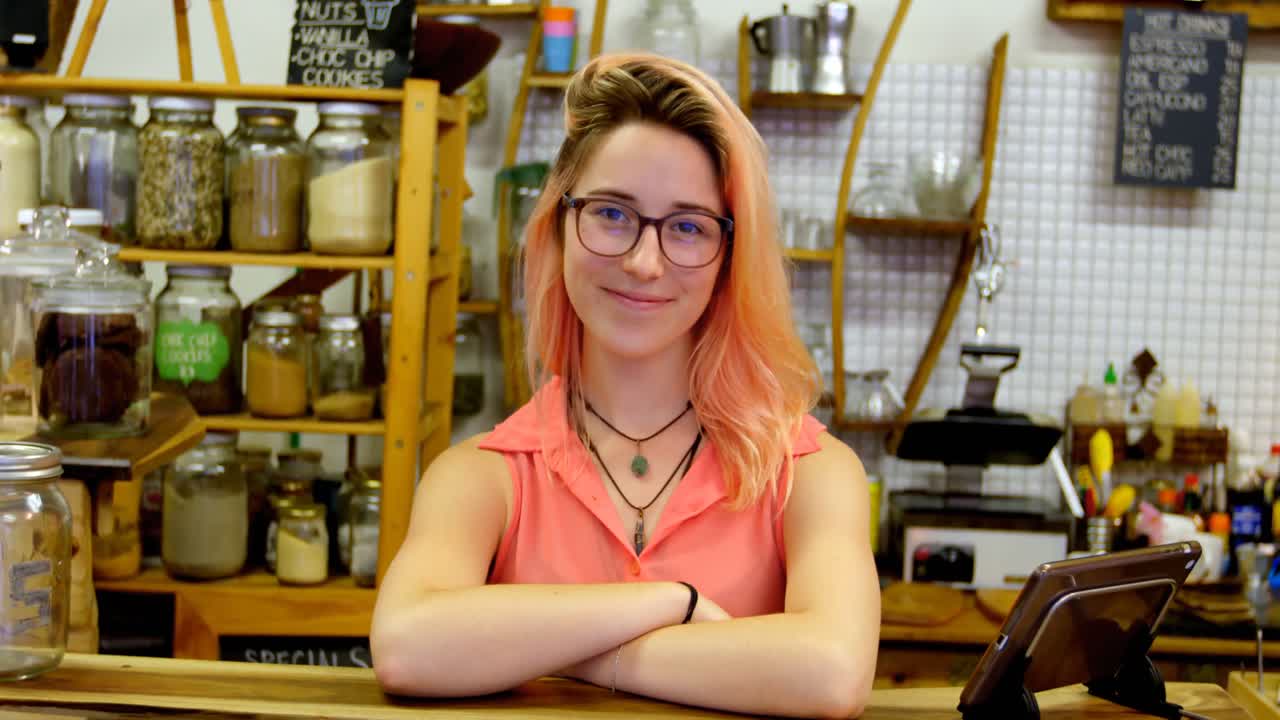 mujer sonriente en el mostrador del café 4k