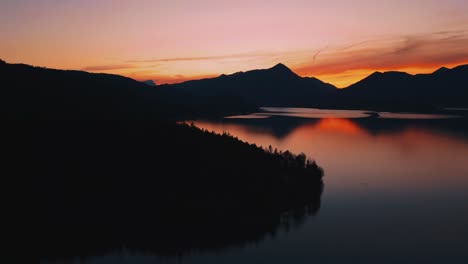 lago de montaña escénico walchensee en baviera, sur de alemania cerca de austria