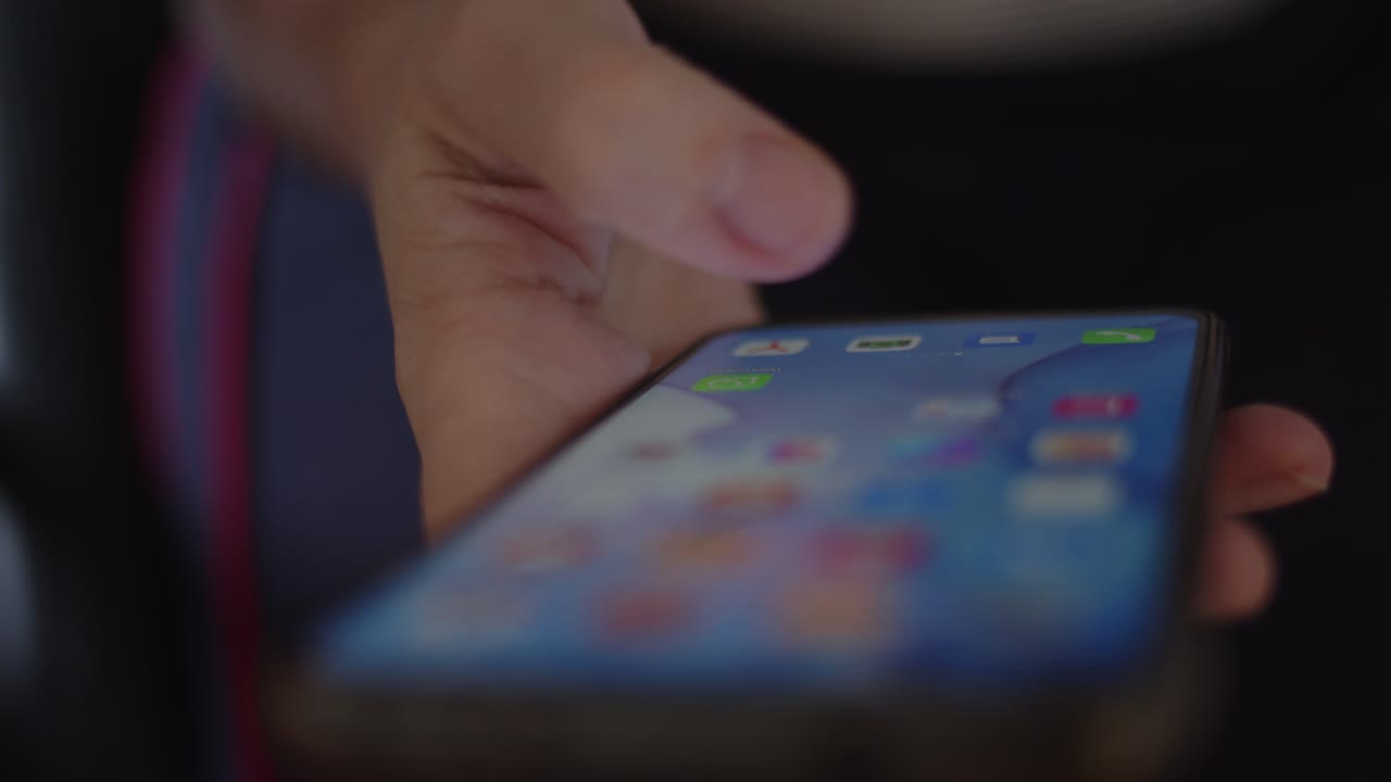 persona que utiliza un teléfono inteligente