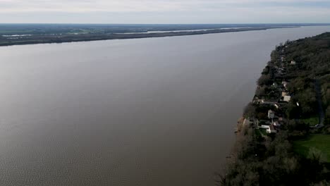 Serena-Perspectiva-Aérea-Del-Estuario-De-Gironda,-Burdeos,-Francia