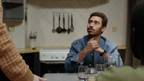 amigos hablando en la cocina.