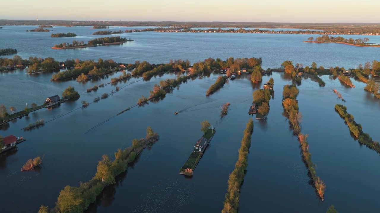 Veduta aerea panoramica dei laghi di Scheendijk Loosdrecht al tramonto