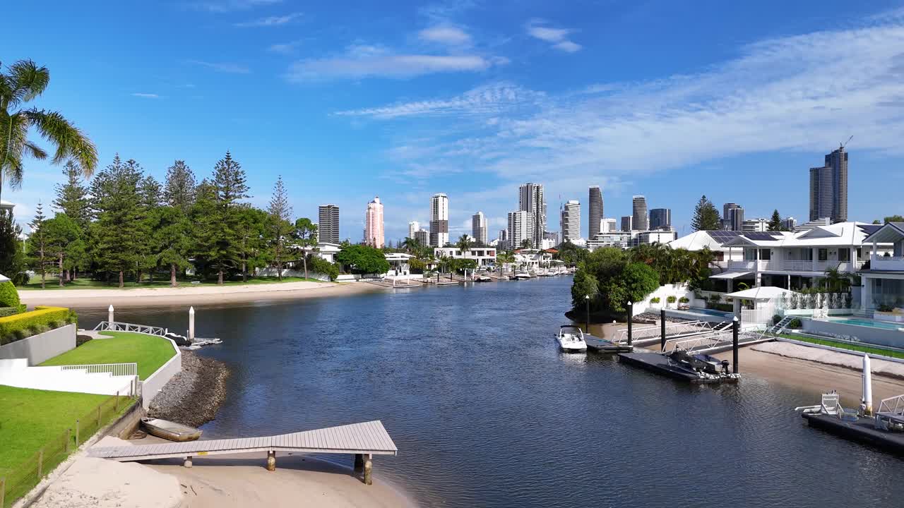 도시 스카이라인을 배경으로 한 경치 좋은 운하
