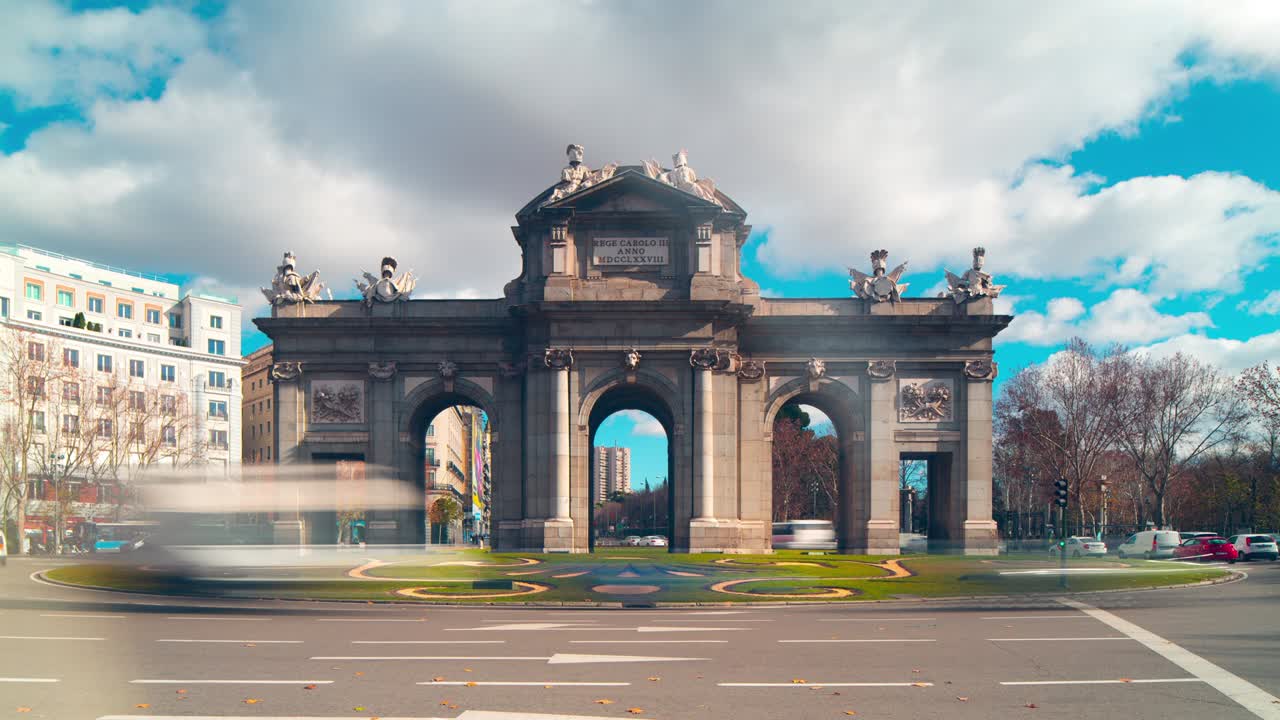 día soleado arco del triunfo círculo de tráfico 4k lapso de tiempo madrid españa