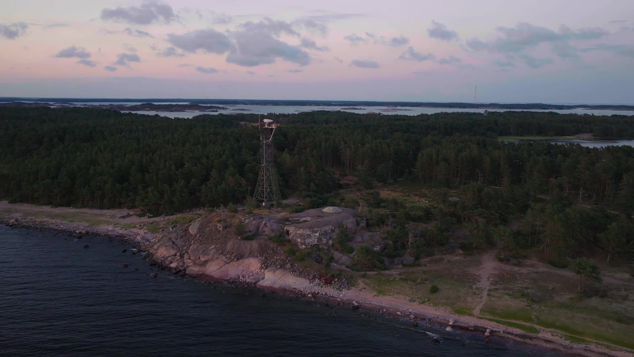 Flyfoto av artilleriobservasjonstårnet på Örö festningsøy, sommersolnedgang