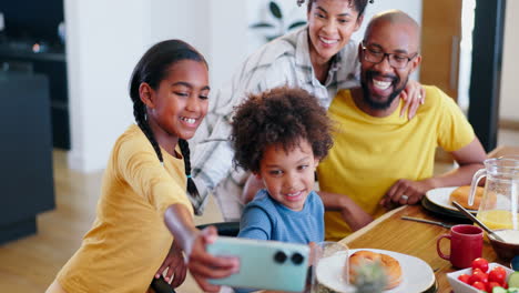 Selfie,-Friedenszeichen-Und-Familie-Beim-Frühstück