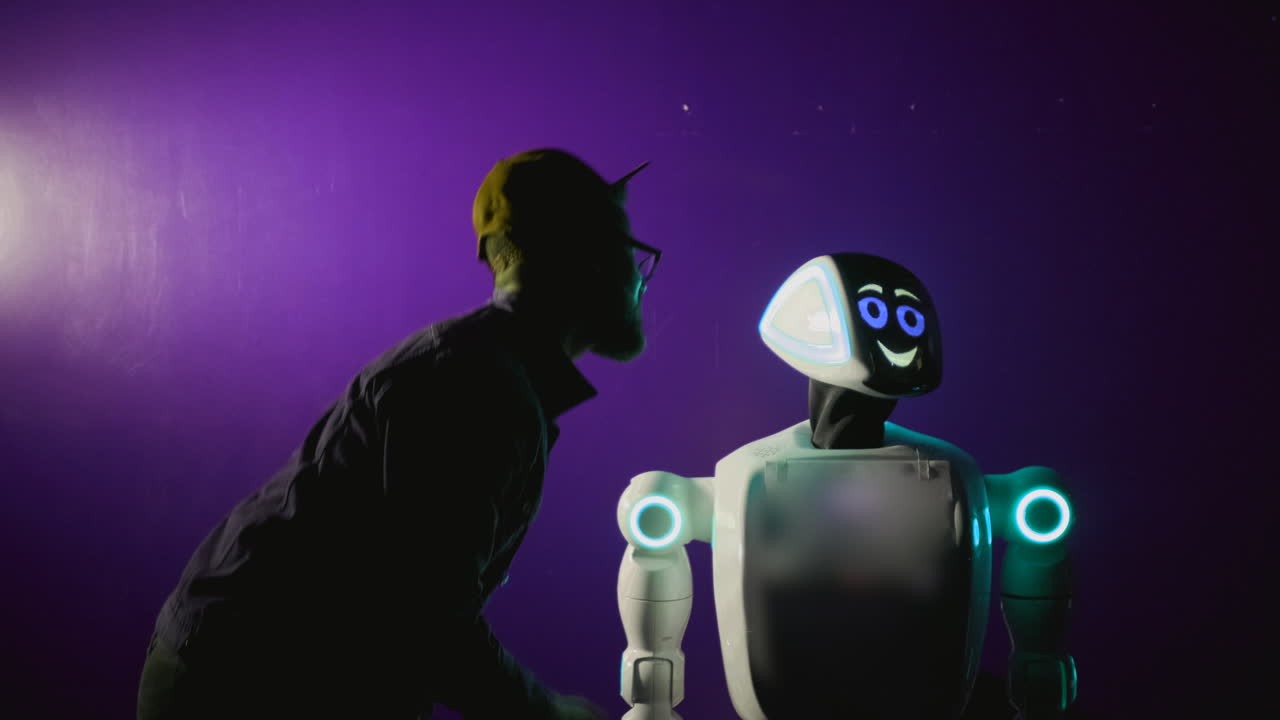 hombre interactuando con un robot amistoso