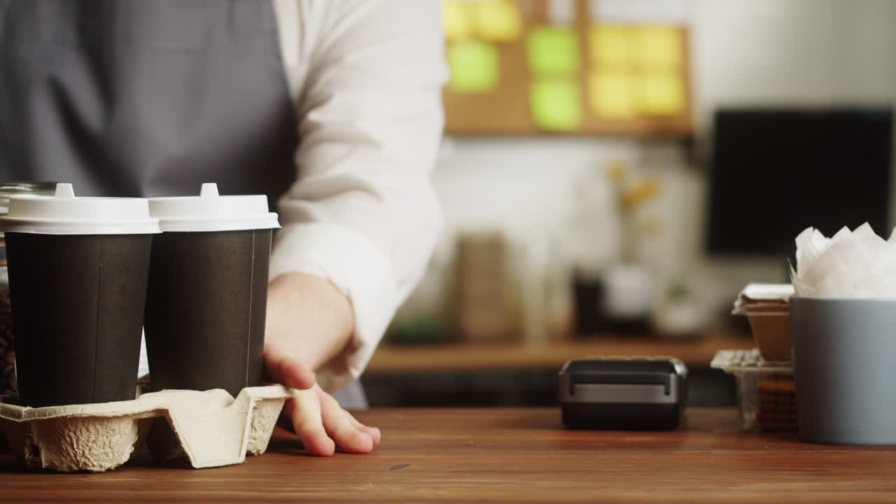 카페에서 스마트워치로 지불, 종이 컵으로 커피를 구입, 뜨거운 음료를 가져가, 접촉없는 음식 쇼핑, nfc 기술 개념, 피트니스 팔 지불.