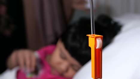 niño que recibe atención médica en el hospital