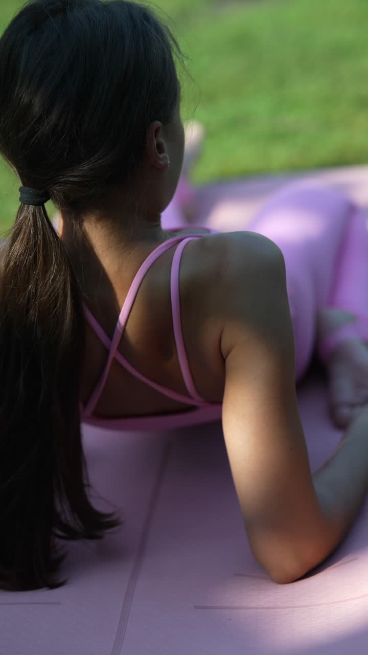 mujer practicando yoga al aire libre