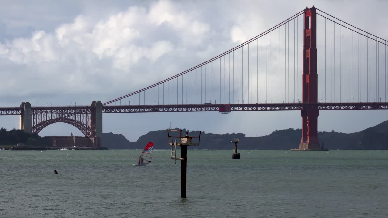 velocidades distantes de windsurf a través de la bahía de san francisco frente al puente golden gate
