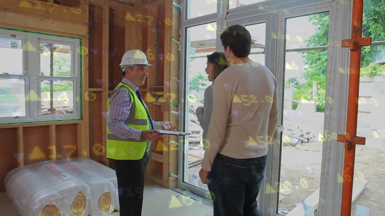 arquitecto discutiendo con sus clientes