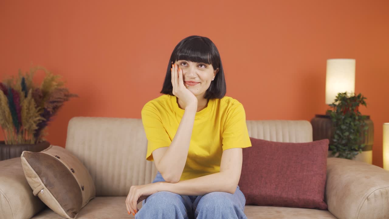 그 여자는 꿈을 꾸고 있다.