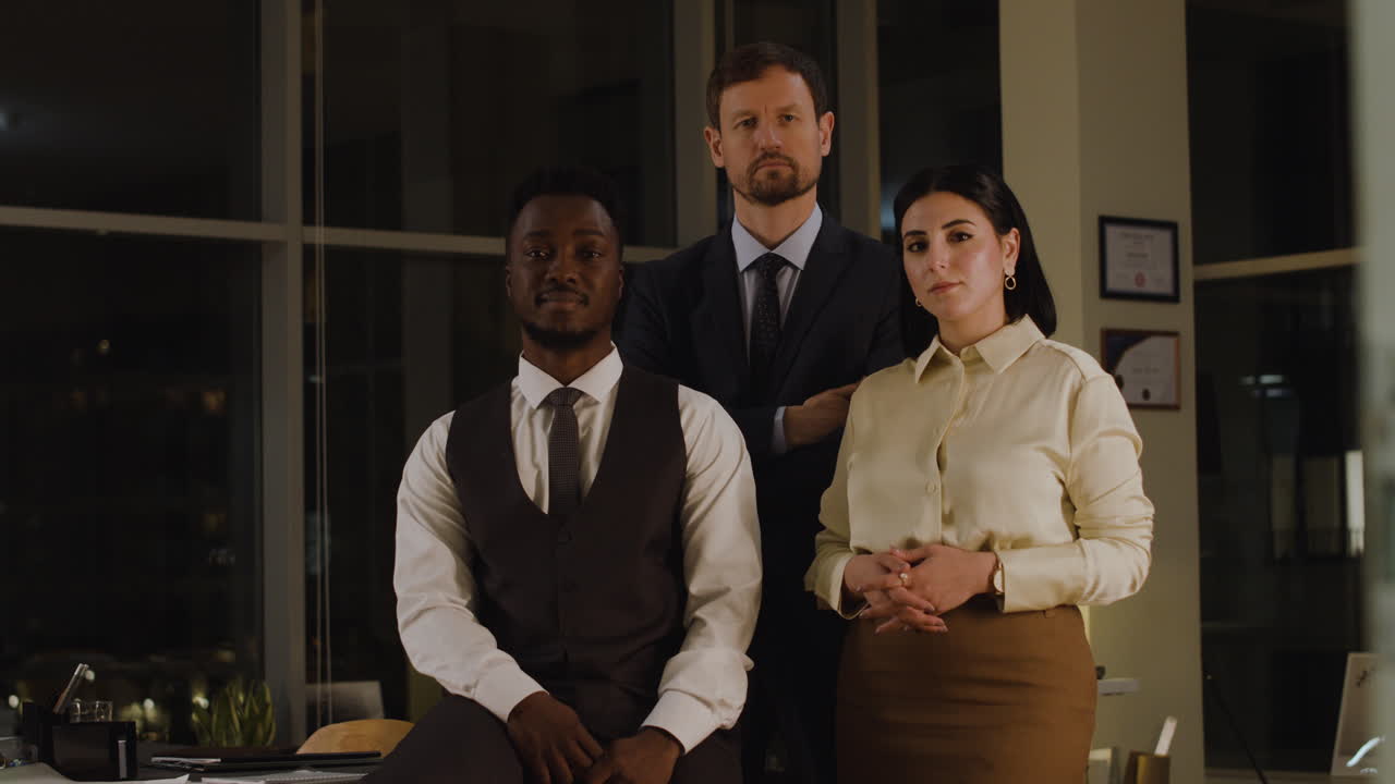 personas posando en la oficina