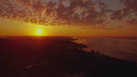 vista aérea del amanecer naranja y rojo