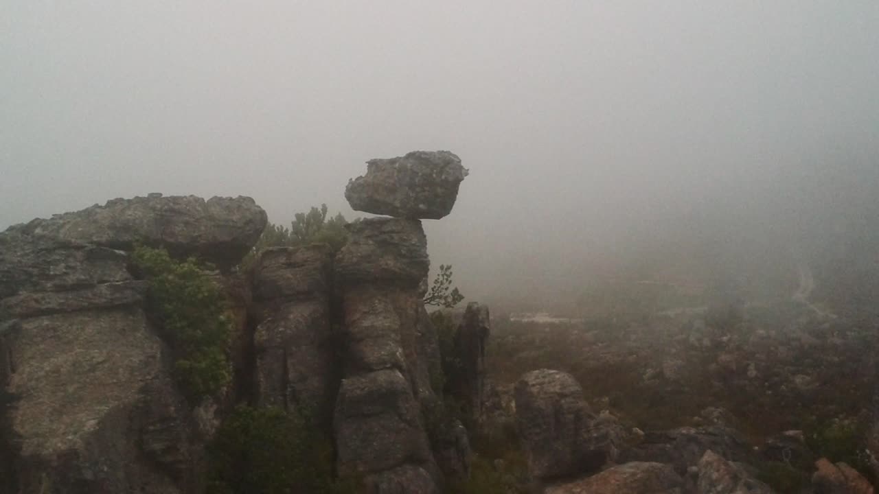 넘어지기 직전의 외로운 바위
