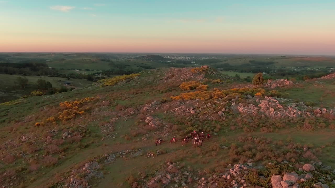 공중 - 아르헨티나 탄딜 근처 일몰의 가우초와 말, 넓은 회전 샷