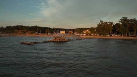 Luftaufnahme-Des-Sonnenuntergangs-In-Der-Nähe-Des-Yachtclubs-Fairhope