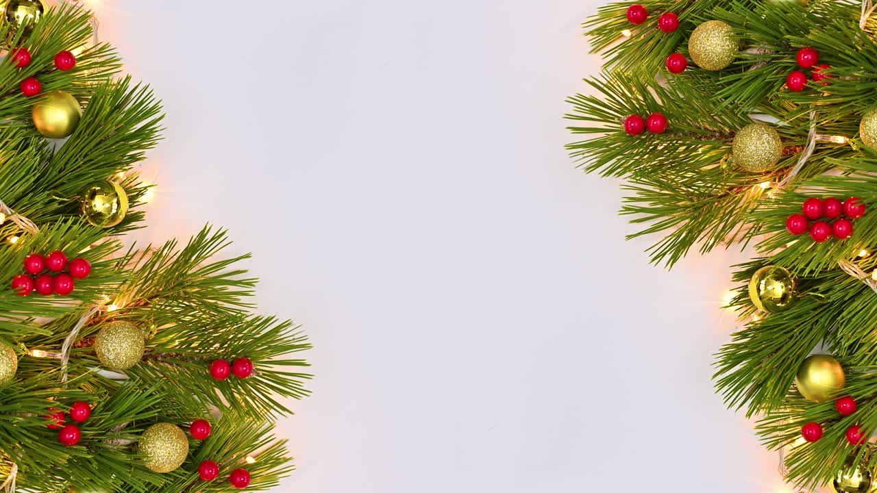 arreglo de navidad con ramas de abeto y adornos rojos dorados y luces parpadeantes aparecen en el lado izquierdo y derecho.